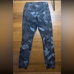 Athleta women’s XS camo leggings